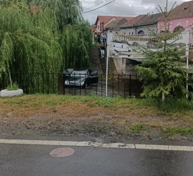 O şoferiţă a intrat cu maşina în pârâul Beclean