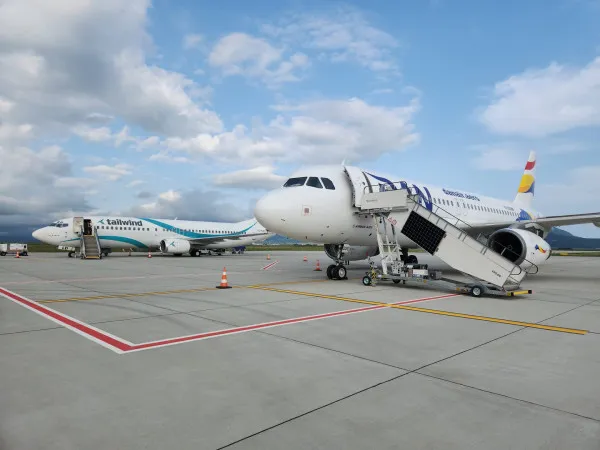 3.163 de pasageri, îmbarcaţi şi debarcaţi de pe Aeroportul Braşov. Ce cifre au înregistrat celelalte aeroporturi din România