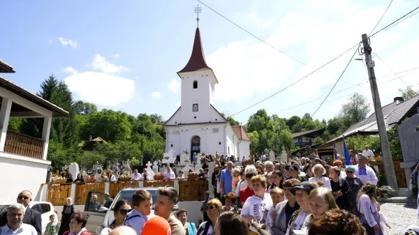 Un italian stabilit în Braşov le-a făcut monument eroilor din Bran-Poartă