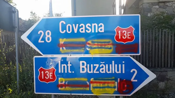 Indicatoare bilingve de la Întorsură, vandalizate. Poliţiştii caută făptaşii  