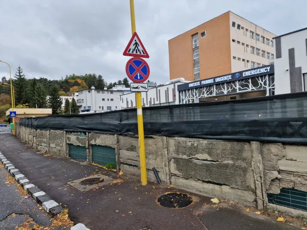 Spitalul Judeţean Braşov va avea gard nou. Întreaga curte a unităţii sanitare va intra în reparaţii