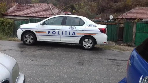 Scandal la poartă, cu Poliţia de faţă