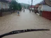 Apa a intrat în 5 case, la Caţa. ISU Braşov: curăţaţi-vă rigolele