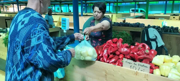 Piaţa din Braşov unde efectul „direct de la producător” se vede în preţuri, care sunt cu 25% mai mici  