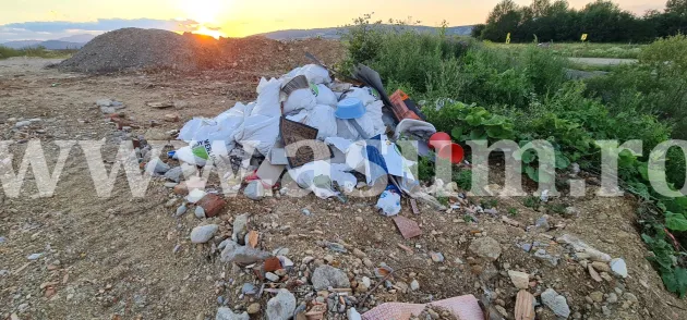 Pe marginea DN 73: Proprietar de teren prins cu „gunoiul sub preş”