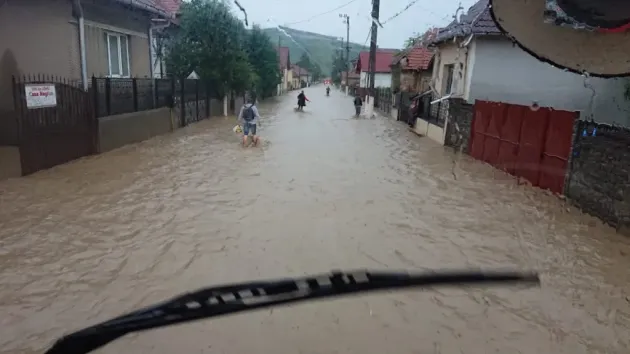 Apa a intrat în 5 case, la Caţa. ISU Braşov: curăţaţi-vă rigolele