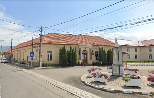 Peste 1.700 de localnici din Lisa sunt nevoiţi să străbată zeci de kilometri pentru a ajunge la doctor, după ce medicul lor de familie a murit de infarct chiar în cabinetul său