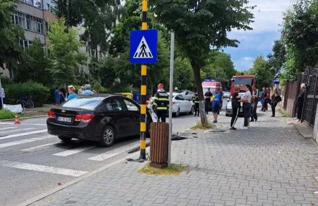 Lovită în timp ce traversa strada   