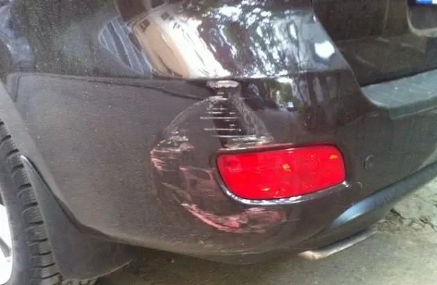 Ce faci dacă găseşti maşina lovită în parcare