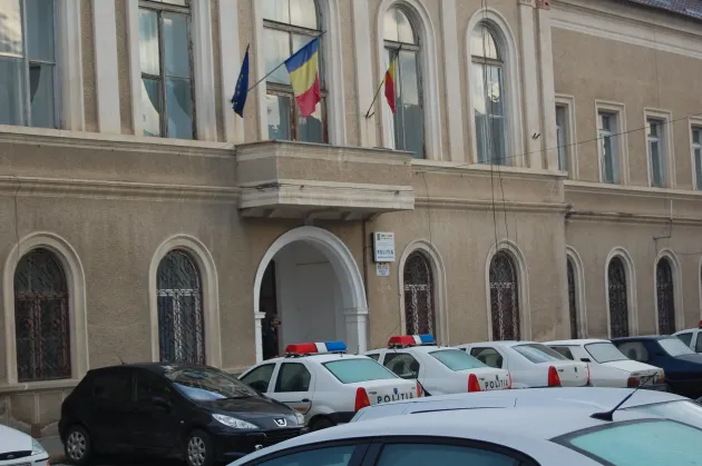 „Găinari de oraş”: îţi fură laptopul pe geamul uitat deschis, banii lăsaţi în maşina lăsată descuiată