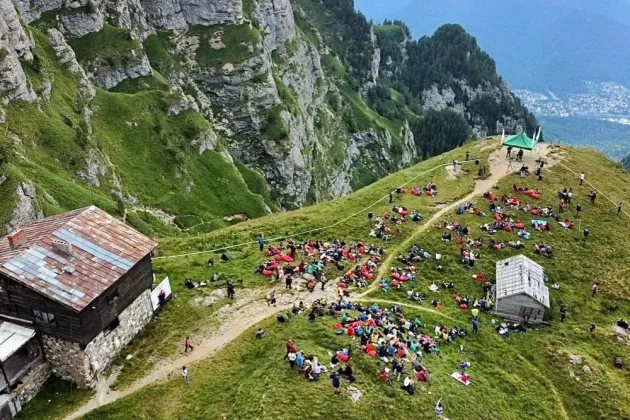 Concert de vioară şi chitară, la peste 2.000 de metri altitudine, în munţii Bucegi