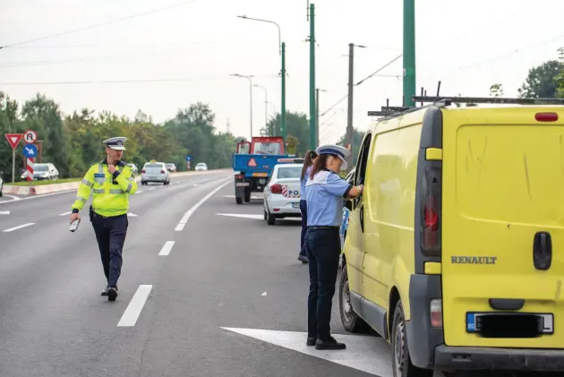 A bifat „doar” trei infracţiuni: şi fără permis, şi beat la volan, într-o cu maşină furată