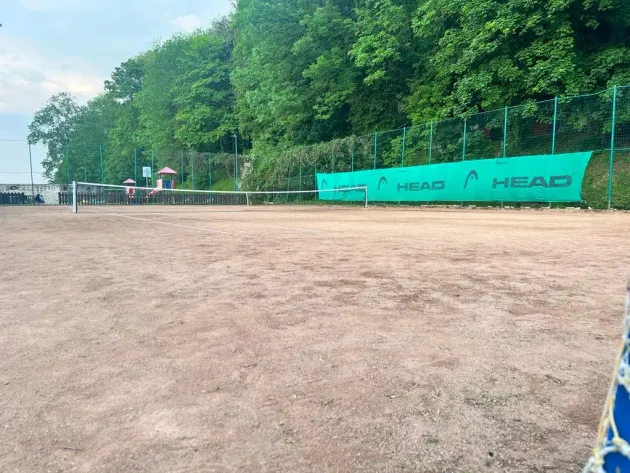 Solicitare pentru Primăria Braşov: acces gratuit la două terenuri de tenis de sub Tâmpa