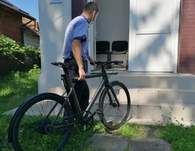 Pradă uşoară: Au furat patru biciclete din curţile lăsate cu porţile neîncuiate