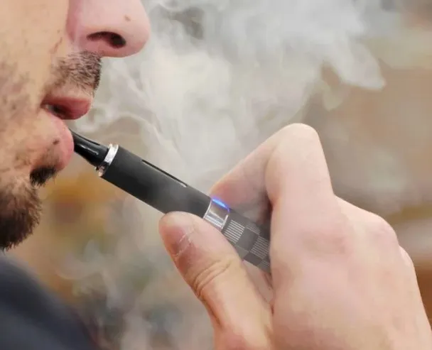 Trecerea fumătorilor la vaping, esenţială pentru sănătatea publică din Marea Britanie