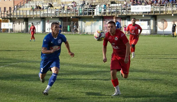 Doar una merge în turul doi
