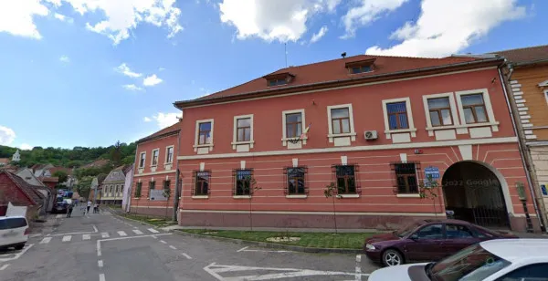 Ce hârtii mai plimbă angajaţii din Guvern: Tribunalul Braşov a avut nevoie de un HG pentru a demola o magazie de 409 lei