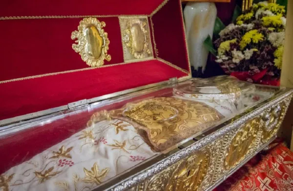 Veşmintele Sfintei Parascheva ajung astăzi la Braşov