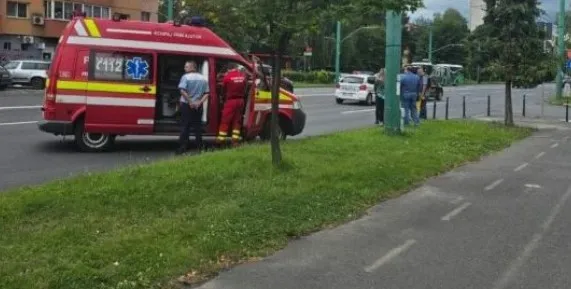 75 de ani, acroşat de maşină