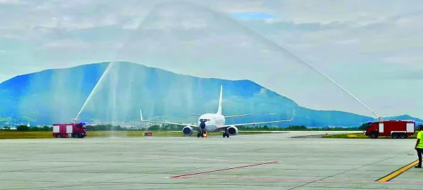 Prima cursă Wizz Air, întâmpinată pe Aeroportul Braşov cu tunuri de apă