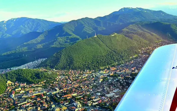 A stat o jumătate de oră în aer desupra Braşovului, dar a scăpat de Valea Prahovei 