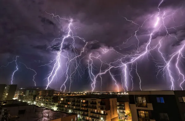 O noapte furtunoasă. Şi un „spectacol de sunet şi lumini” pe cerul Braşovului