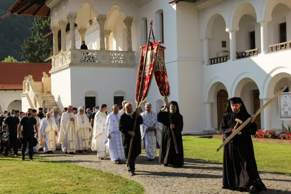 Sf. Maria, cea mai mare sărbătoare creştină a verii. Zi de mare hram la Mânăstirea Sâmbăta de Sus