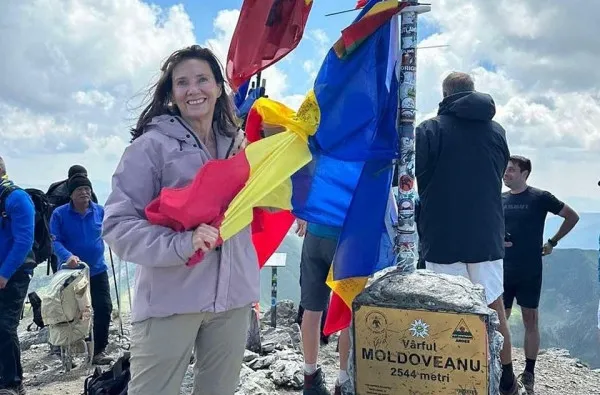 „Felicitări, dar domnul de ce stă cu spatele?”