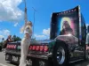 Cu sicriu în loc de pat: Camionul „Dracula”, face furori pe şoselele din Europa