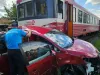 Direct sub roțile trenului. 6 persoane în mașină