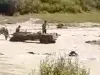 Au încercat să ascundă gunoiul în apă 