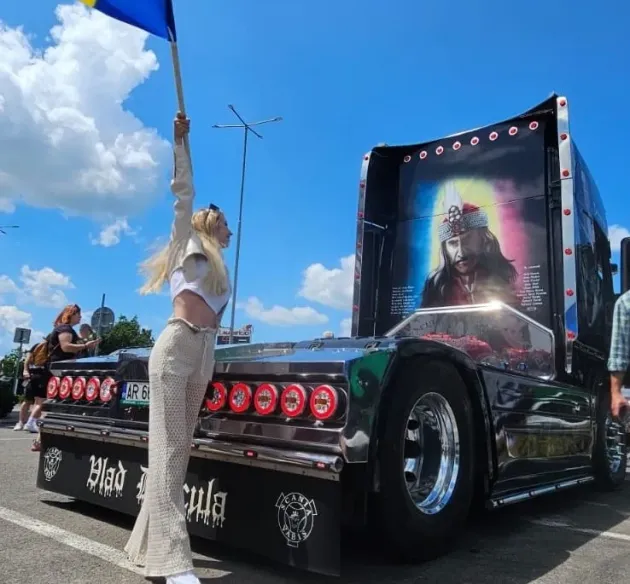 Cu sicriu în loc de pat: Camionul „Dracula”, face furori pe şoselele din Europa