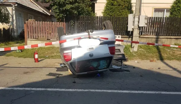 O tânără s-a răsturnat cu maşina în apropiere de Întorsură. Prietenul ei a fost preluat de elicopterul SMURD Braşov