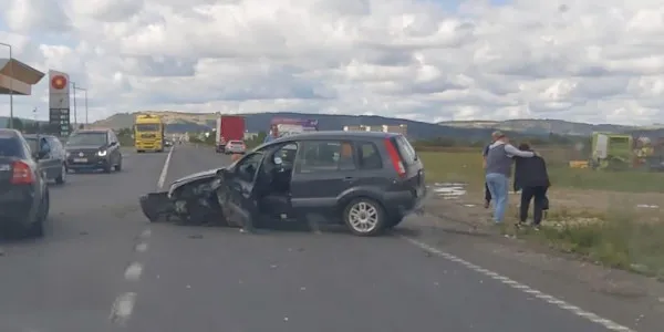 Accident pe DN1, la Făgăraş, unul dintre şoferi a fost rănit