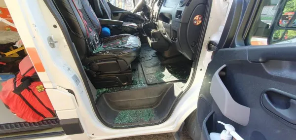 Caz de Psihiatrie: A distrus Ambulanţa, i-a alergat pe paramedici, să-i taie cu o sticlă spartă 