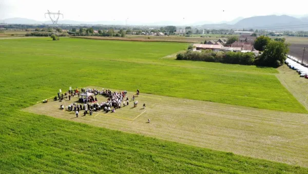S-a pus piatră de temelie: O nouă biserică şi un nou cimitir în Stupini, pe un teren de 2 hectare donat de 6 braşoveni