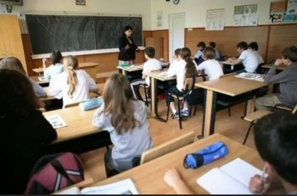 949 lei, venitul maxim pe membru de familie pentru care se acordă bursa socială  