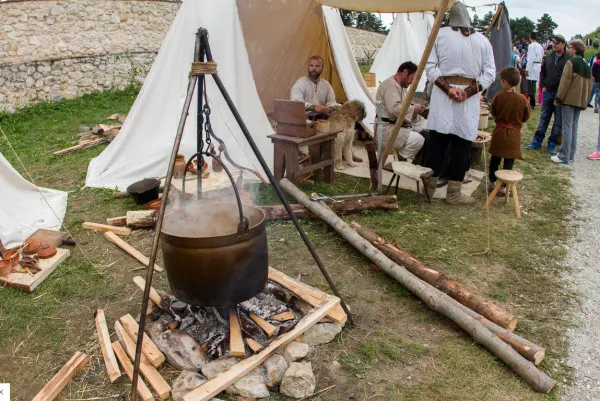 Râşnovul va testa un nou produs turistic: „Tabăra medievală”