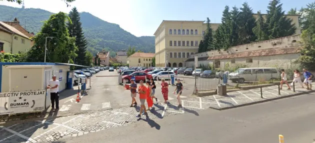 Parcare „în chirie”: Primăria vrea să preia de la Biserica Evanghelică parcarea privată de pe strada George Bariţiu din Braşov