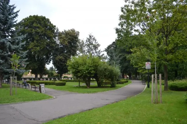 Tâlhărie calificată: A lăsat o persoană fără ghiozdan, în Parcul Eroilor
