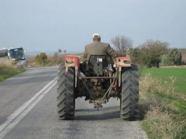 A intrat cu tractorul în poartă