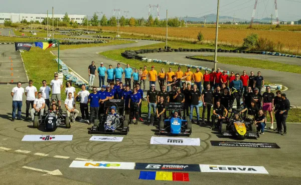 Tinerii din echipa BlueStreamline, pe podium şi acasă