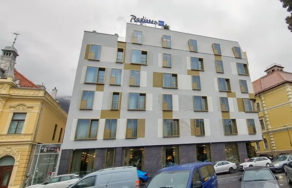 Hotelul Radisson rămâne fără „parcarea gratuită” de pe Bulevardul Eroilor