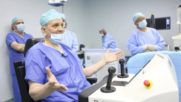 Un bolnav merge dimineaţa la spital, cu o tumoră, iar seara este externat