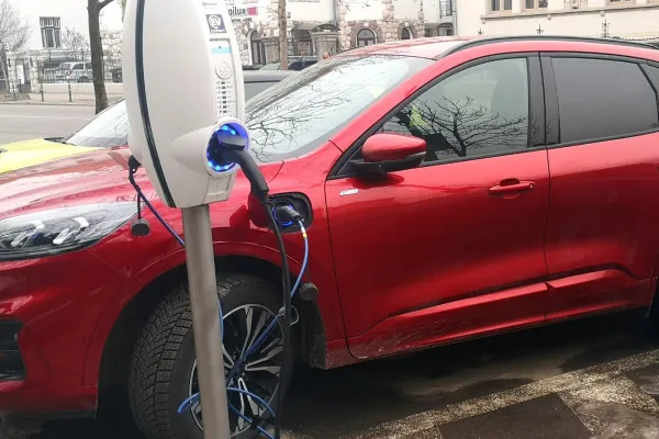 Parcările multietajate și mai multe terminale de transport în comun din Brașov, dotate cu stații electrice. Prima va fi amplasată în Poiana Mică