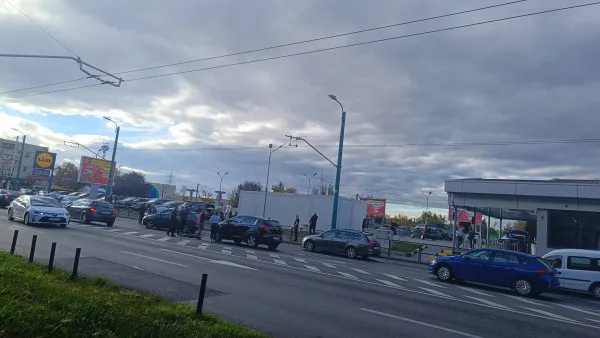 „A zburat ca o păpuşă”. Un copil, aproape omorât pe strada Hărmanului. Traversa ilegal