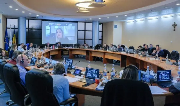 Coliban şi USR-ul, lăsaţi singuri în sală. Convocaţi „iar” şi „de îndată”, restul membrilor CL au votat: „ordinară”
