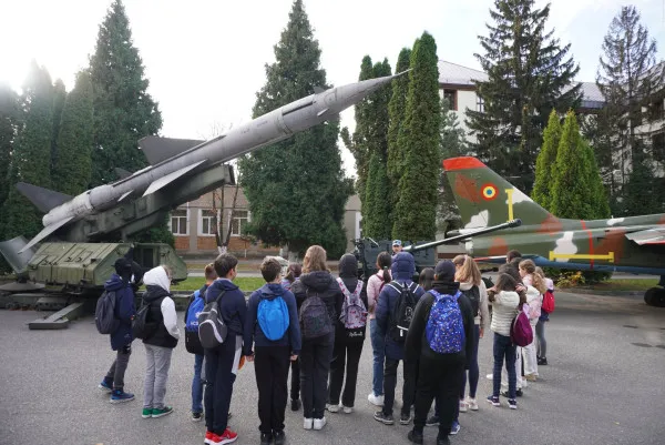 Vin de la Bucureşti să vadă academia de aviaţie