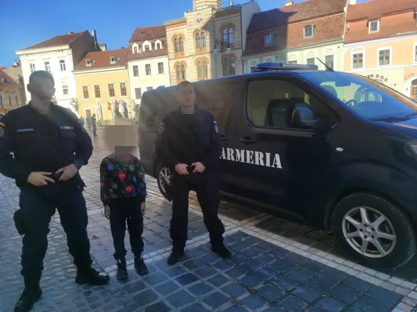 Un copil „isteţ”, rătăcit în Piaţa Sfatului  