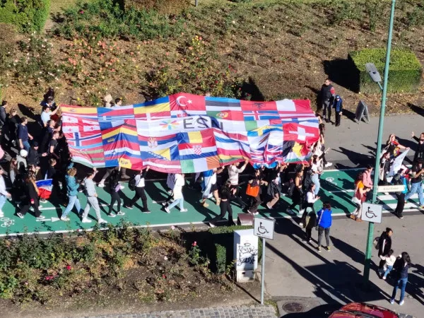 La Braşov, parada steagurilor lumii